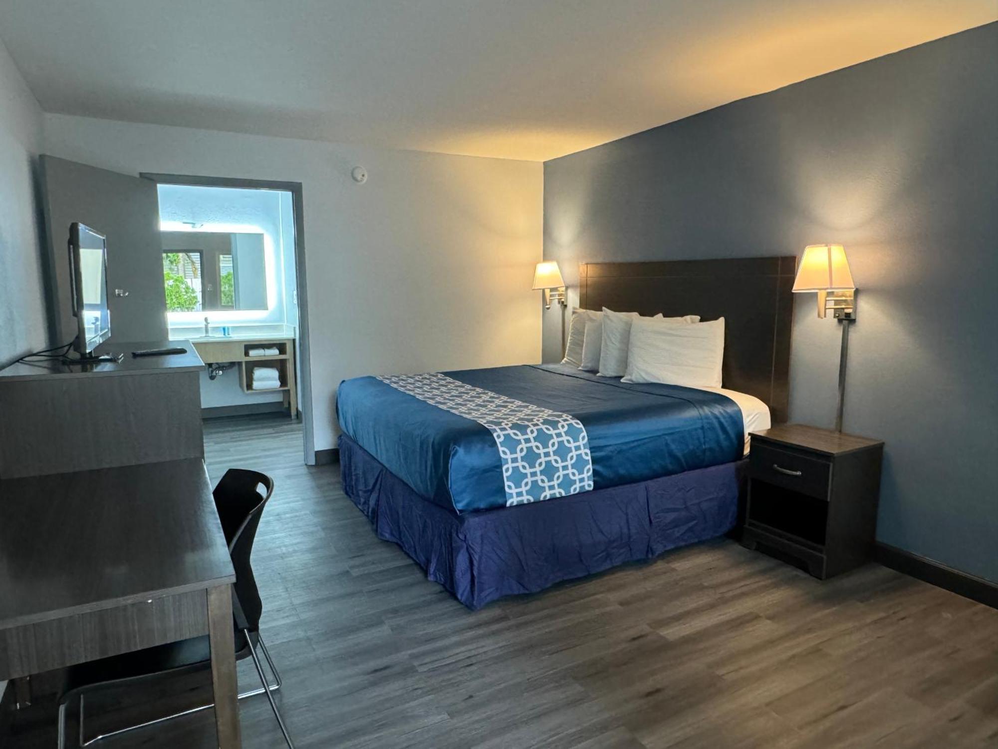 Travelodge By Wyndham Gainesville Exterior photo
